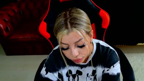 ohhh_nicole online show from 7, 4, 2026