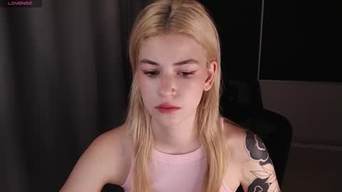 Snapshot of oliviademur chatting on 22, 10, 2025 Olivia and Niko online show from 22, 10, 2025