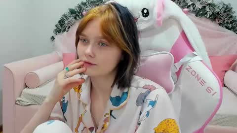 Snapshot of olivialaurens chatting on 17, 12, 2025 OliviaLaurens online show from 17, 12, 2025