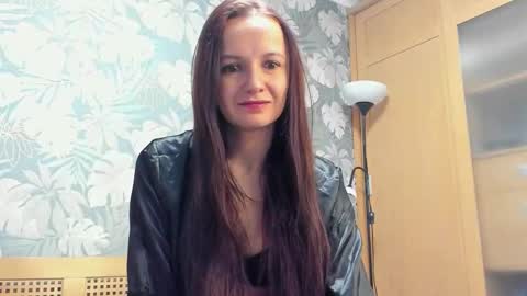 Snapshot of oliviamuur chatting on 15, 12, 2025 oliviamuur online show from 15, 12, 2025