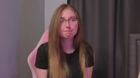 Snapshot of oliviavele chatting on 10, 9, 2025 Kylie online show from 10, 9, 2025