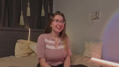 Snapshot of oliviavele chatting on 14, 9, 2025 Kylie online show from 14, 9, 2025