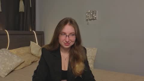 Snapshot of oliviavele chatting on 22, 9, 2025 Kylie online show from 22, 9, 2025