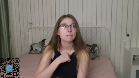 Snapshot of oliviavele chatting on 25, 9, 2025 Kylie online show from 25, 9, 2025