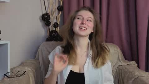 Snapshot of oliviavele chatting on 17, 11, 2025 Kylie online show from 17, 11, 2025