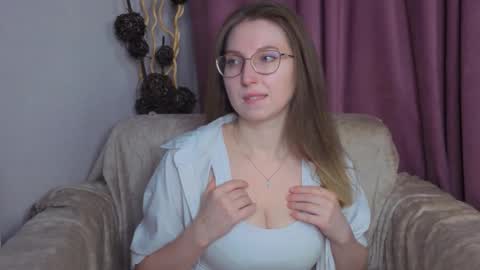 Snapshot of oliviavele chatting on 20, 11, 2025 Kylie online show from 20, 11, 2025