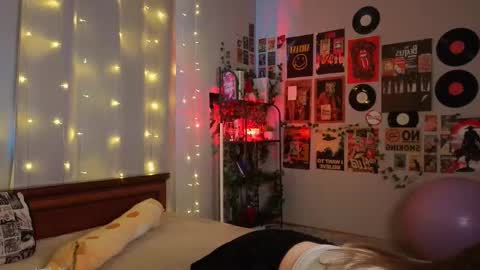 Snapshot of oliviavele chatting on 5, 12, 2025 Kylie online show from 5, 12, 2025