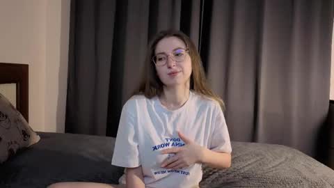 Snapshot of oliviavele chatting on 17, 12, 2025 Kylie online show from 17, 12, 2025