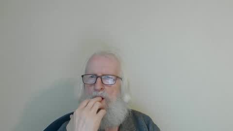 Snapshot of onanister chatting on 17, 11, 2025 Somewhere over the rainbow online show from 17, 11, 2025