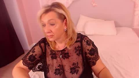 Snapshot of oneblondenicole chatting on 4, 12, 2025 Nicole online show from 4, 12, 2025