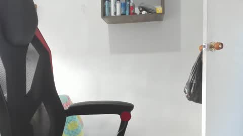 Snapshot of onewhiteboichub chatting on 2, 12, 2024 Andres INDEPENDENT MODEL online show from 2, 12, 2024