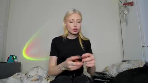 Snapshot of only_iva21 chatting on 4, 11, 2025 Iva online show from 4, 11, 2025