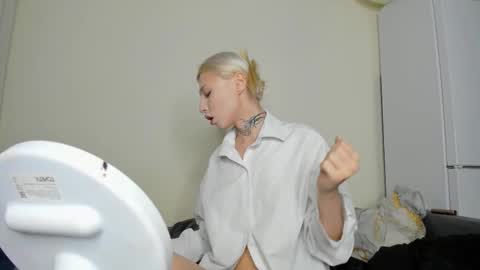 Snapshot of only_iva21 chatting on 11, 11, 2025 Iva online show from 11, 11, 2025