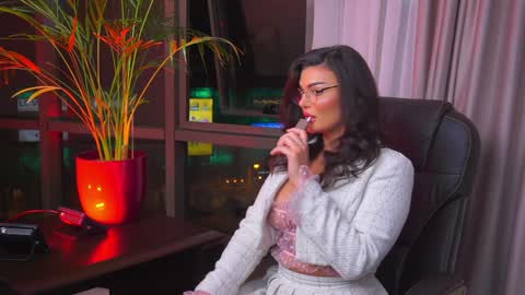 Nicolle online show from 31, 1, 2025