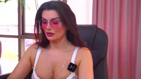 Nicolle online show from 6, 10, 2025