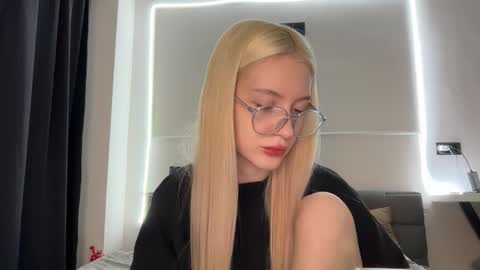 Snapshot of opiunarium chatting on 13, 11, 2025 Bella and John online show from 13, 11, 2025