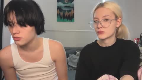 Snapshot of opiunarium chatting on 1, 12, 2025 Bella and John online show from 1, 12, 2025