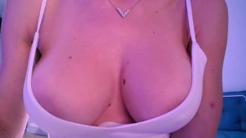 Snapshot of oxxxy__ chatting on 15, 11, 2025 OXY online show from 15, 11, 2025