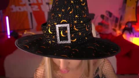 Snapshot of paolamola chatting on 31, 10, 2025 Lia online show from 31, 10, 2025