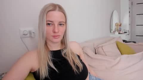 Snapshot of paris_hilt_on chatting on 9, 11, 2025 Sasha online show from 9, 11, 2025