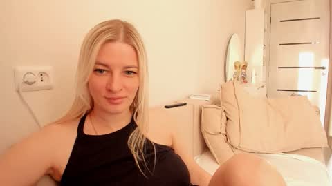 Snapshot of paris_hilt_on chatting on 25, 11, 2025 Sasha online show from 25, 11, 2025