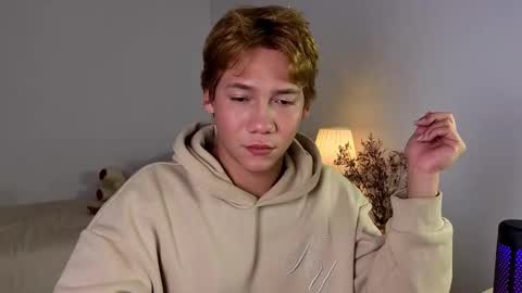 Snapshot of parisstone2 chatting on 15, 12, 2025 connie online show from 15, 12, 2025