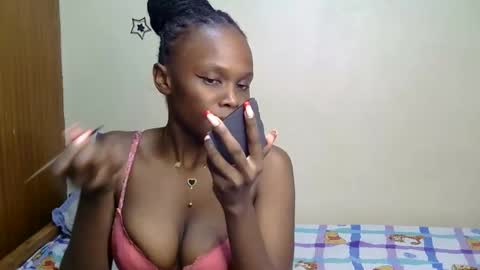 Snapshot of petite_desiree chatting on 24, 11, 2025 Desiree online show from 24, 11, 2025