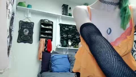 Snapshot of petite_emeri chatting on 31, 10, 2025 Emeri online show from 31, 10, 2025