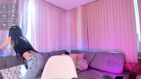 Snapshot of petite_linda chatting on 9, 9, 2025 Linda online show from 9, 9, 2025