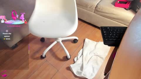 Snapshot of petite_linda chatting on 19, 9, 2025 Linda online show from 19, 9, 2025