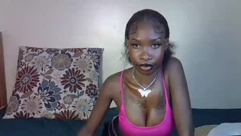 Snapshot of petite_lunar chatting on 21, 10, 2025 Lunar online show from 21, 10, 2025