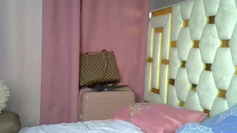 Snapshot of petite_lunar chatting on 16, 11, 2025 Lunar online show from 16, 11, 2025