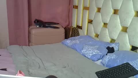 Snapshot of petite_lunar chatting on 20, 11, 2025 Lunar online show from 20, 11, 2025