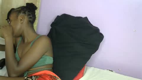 Snapshot of petite_star2 chatting on 10, 11, 2025 petite_star2 online show from 10, 11, 2025