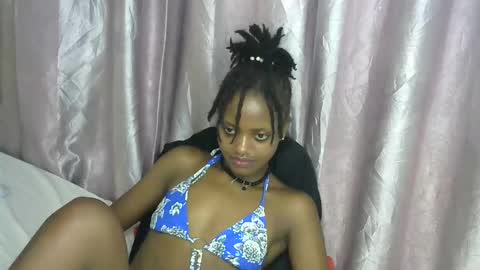 Snapshot of petite_star2 chatting on 28, 11, 2025 petite_star2 online show from 28, 11, 2025