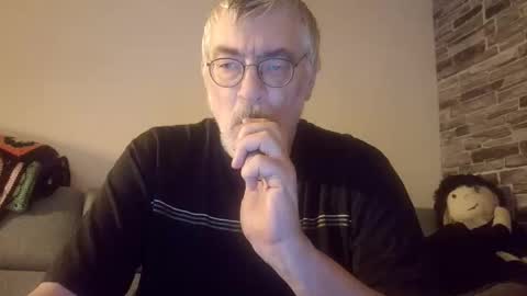 Snapshot of pinholder chatting on 17, 12, 2025 Michael online show from 17, 12, 2025