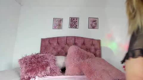 pink_rose5 online show from 8, 11, 2025