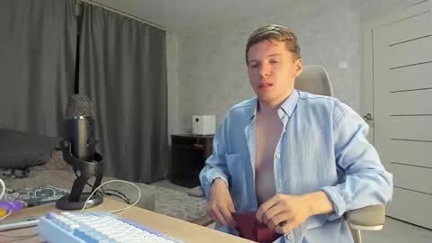 Snapshot of pirremeow chatting on 21, 9, 2025 Pierre online show from 21, 9, 2025