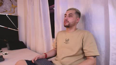 Snapshot of pleasure_vibes023 chatting on 14, 10, 2025 JUAN AND JULI online show from 14, 10, 2025