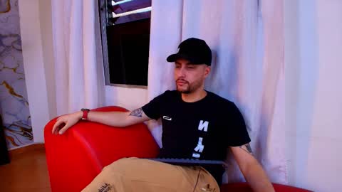 Snapshot of pleasure_vibes023 chatting on 15, 10, 2025 JUAN AND JULI online show from 15, 10, 2025