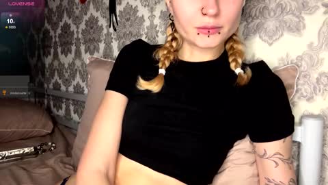 Snapshot of porshes chatting on 11, 11, 2025 HERES SILVIA AND OlIVIA WELCOME EVERYONE LOVENSE DOMI REACT TO YOUR TIPS LETS MAKE A GREAT SHOW TOGETHER online show from 11, 11, 2025