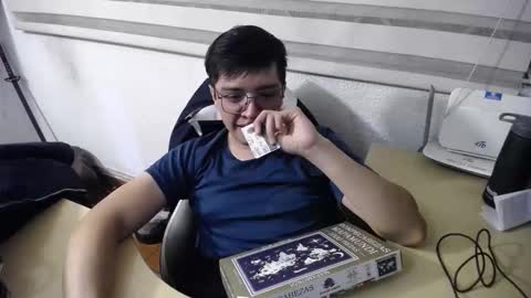 Snapshot of powerfulzeus2 chatting on 23, 12, 2025 powerfulzeus2 online show from 23, 12, 2025