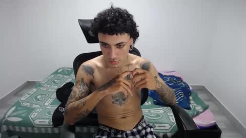 Snapshot of present_the_magic chatting on 28, 10, 2025 Plux online show from 28, 10, 2025