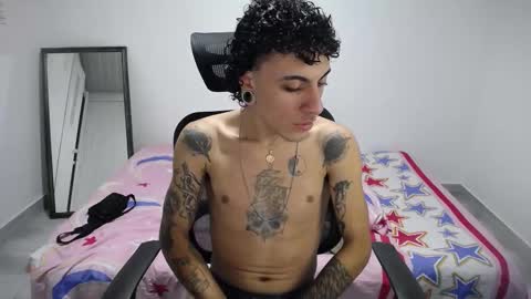 Snapshot of present_the_magic chatting on 5, 11, 2025 Plux online show from 5, 11, 2025