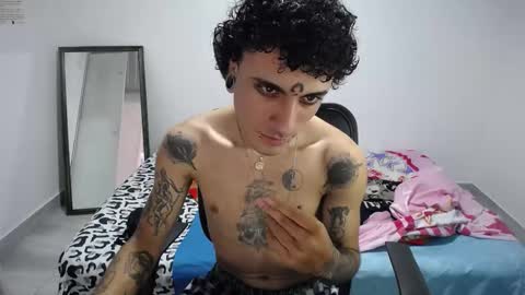 Snapshot of present_the_magic chatting on 5, 11, 2025 Plux online show from 5, 11, 2025