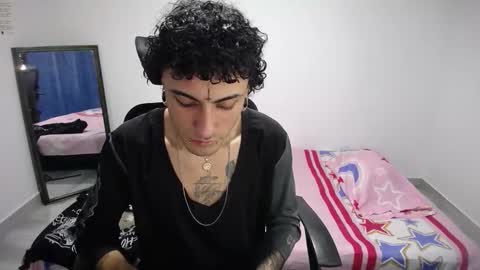 Snapshot of present_the_magic chatting on 11, 11, 2025 Plux online show from 11, 11, 2025