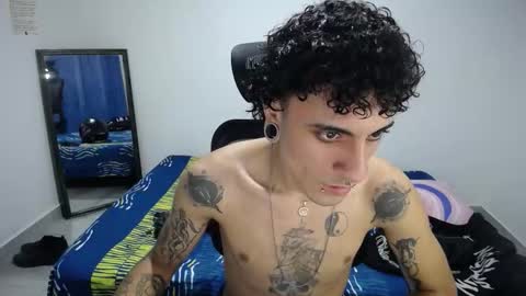 Snapshot of present_the_magic chatting on 13, 11, 2025 Plux online show from 13, 11, 2025