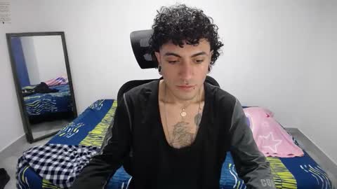 Snapshot of present_the_magic chatting on 17, 11, 2025 Plux online show from 17, 11, 2025