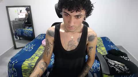 Snapshot of present_the_magic chatting on 18, 11, 2025 Plux online show from 18, 11, 2025