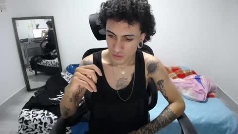 Snapshot of present_the_magic chatting on 21, 11, 2025 Plux online show from 21, 11, 2025